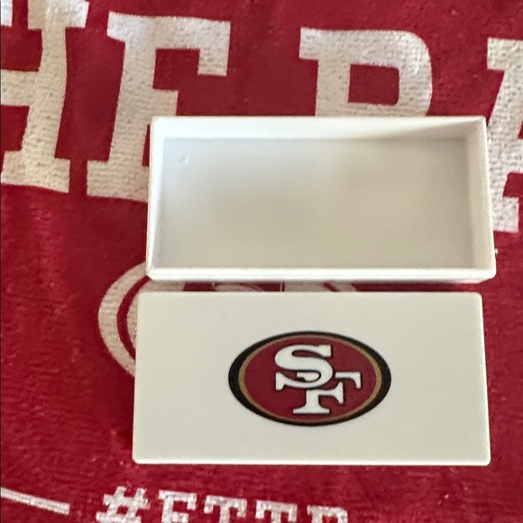 SF 49 er Faithful the Brand Red Towel and plastic box - Picture 2 of 6